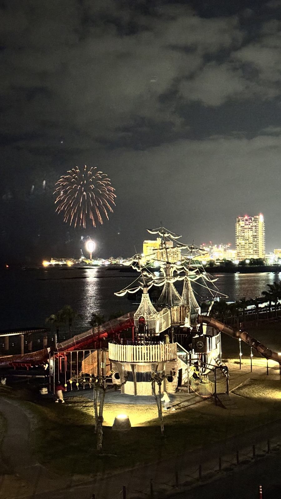 从阳台看到的海上烟花